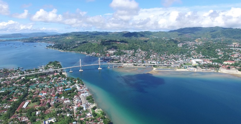 Pemandangan Jembatan Merah Putih di Ambon yang terlihat dari atas.